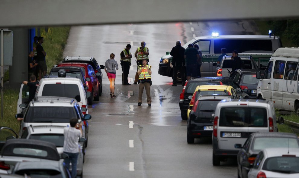 La policía corta una carretera cercana al lugar del tiroteo. REUTERS/Michael Dalder