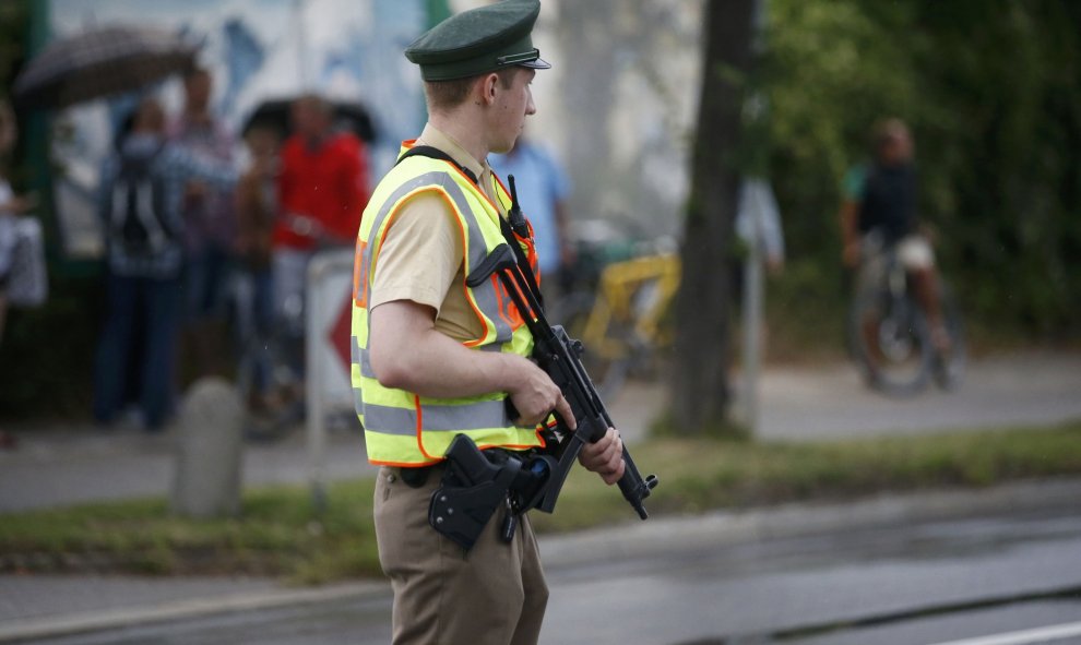 La policía corta una carretera cercana al lugar del tiroteo. REUTERS/Michael Dalder