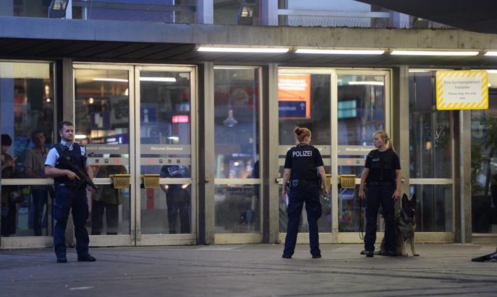 Policías aseguran el acceso a la Estación Central tras el tiroteo registrado en un centro comercial en Múnich, Alemania hoy, 22 de julio de 2016. Varias personas han muerto y otras han resultado heridas hoy en un tiroteo registrado en un centro comercial