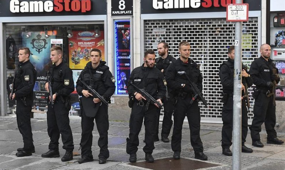 Policías vigilan en los alrededores del hotel Stachus tras el tiroteo registrado en un centro comercial en Múnich, Alemania hoy, 22 de julio de 2016. Varias personas han muerto y otras han resultado heridas hoy en un tiroteo registrado en un centro comerc