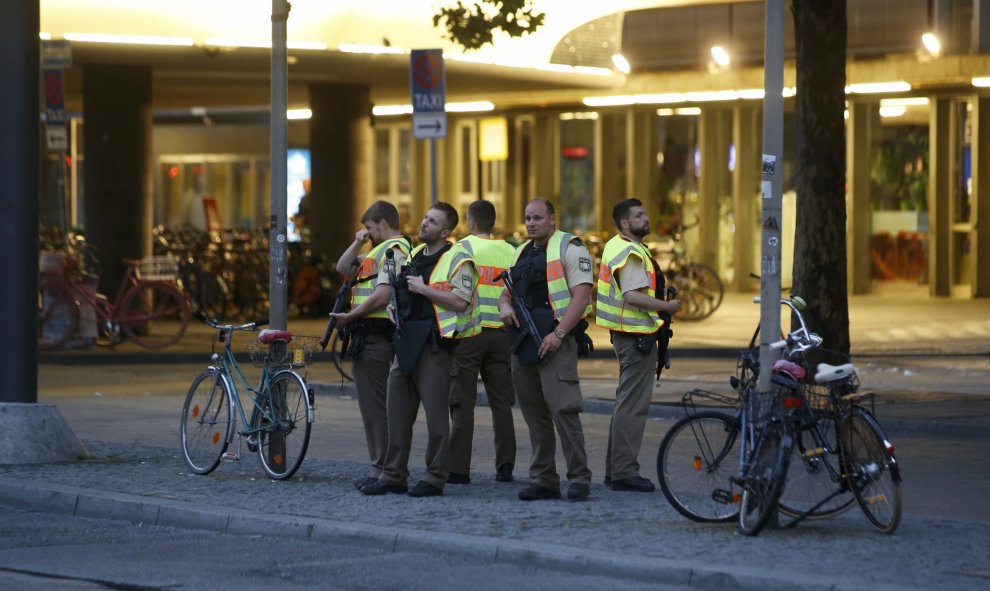 Policías vigilan en los alrededores del hotel Stachus tras el tiroteo registrado en un centro comercial en Múnich, Alemania hoy, 22 de julio de 2016. Varias personas han muerto y otras han resultado heridas hoy en un tiroteo registrado en un centro comerc