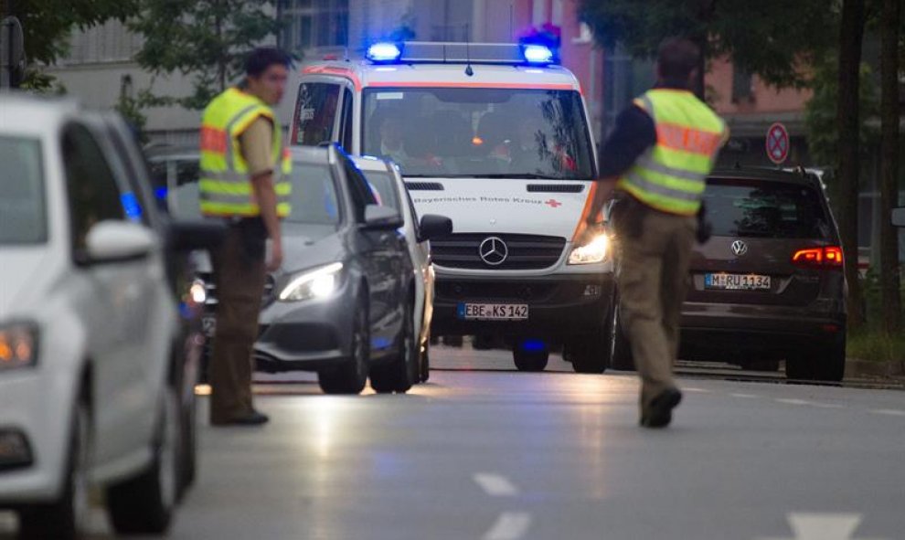 Policías vigilan en los alrededores del hotel Stachus tras el tiroteo registrado en un centro comercial en Múnich, Alemania hoy, 22 de julio de 2016. Varias personas han muerto y otras han resultado heridas hoy en un tiroteo registrado en un centro comerc