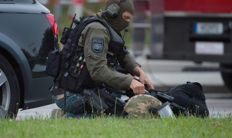 Policías vigilan en los alrededores del hotel Stachus tras el tiroteo registrado en un centro comercial en Múnich, Alemania hoy, 22 de julio de 2016. Varias personas han muerto y otras han resultado heridas hoy en un tiroteo registrado en un centro comerc