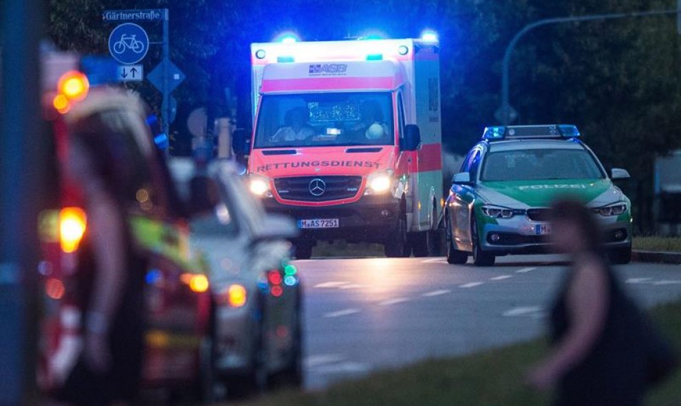 Una ambulancia se acerca al centro comercial donde ha tenido lugar el tiroteo. EFE/EPA/LUKAS SCHULZE