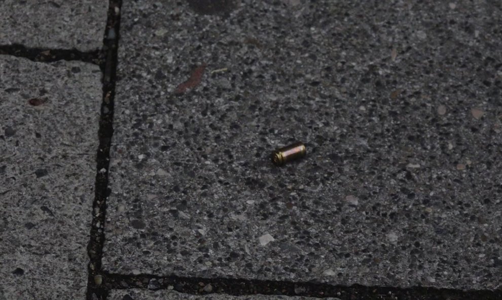 Un casquillo de bala, cerca del centro comercial Olympia en Múnich.- MARC MUELLER (REUTERS)