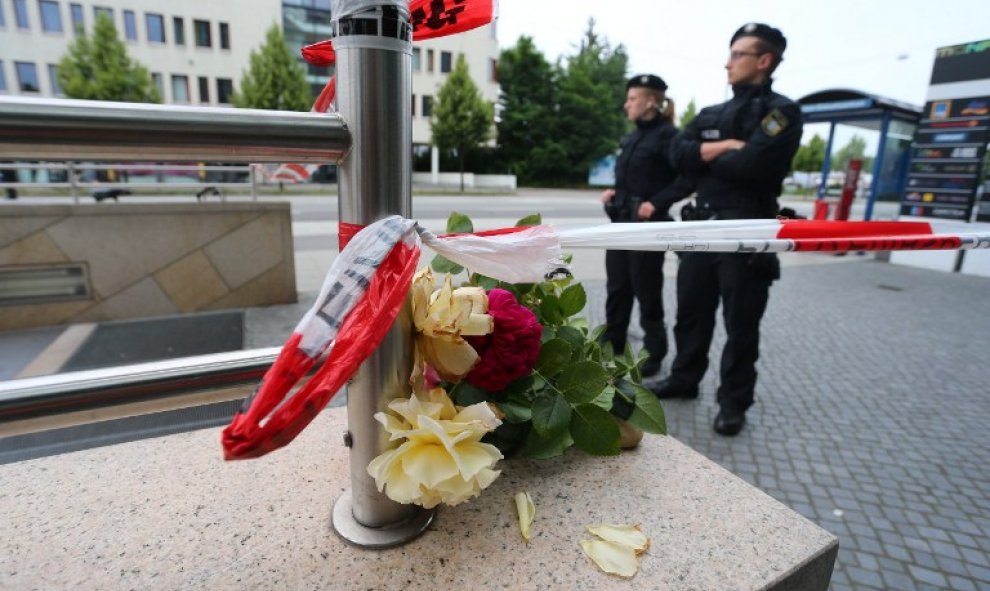 Un ramo de flores homenajea a las víctimas del atentado. - AFP