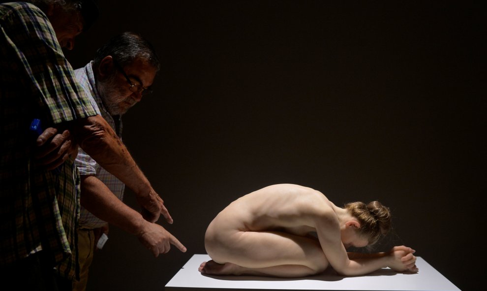 Un visitante observa la escultura "Mujer de rodillas" del artista australiano Sam Jinks, en la exposición de esculturas hiperrealistas del Museo de Bellas Artes de Bilbao. REUTERS/Vincent West