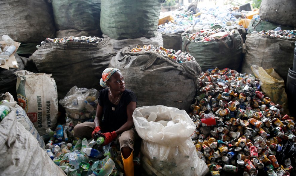 Una mujer ordena residuos en el centro de reciclaje de residuos en Lagos. REUTERS / Akintunde Akinleye