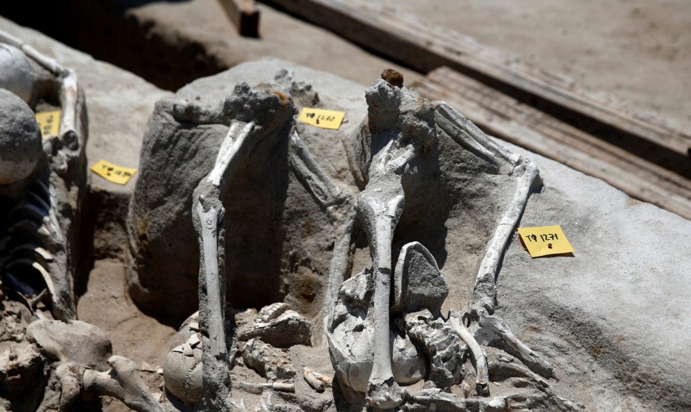 Detalle de los grilletes con los que fueron atados por las manos las víctimas de una ejecución en masa en la antigua Grecia. REUTERS/Alkis Konstantinidis