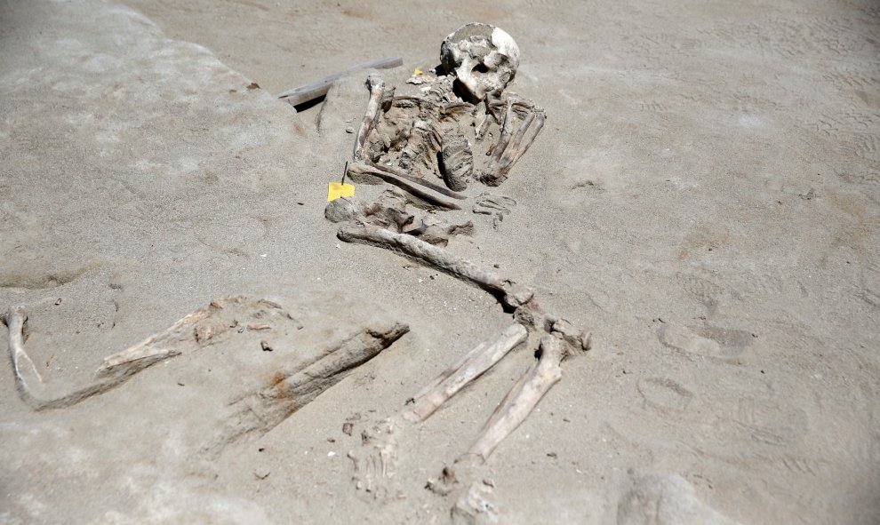 Los restos de un esqueleto en el cementerio Falyron Delta. REUTERS/Alkis Konstantinidis