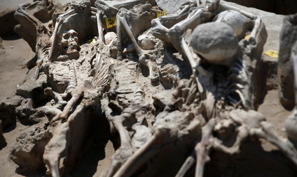 Restos de los esqueletos con grilletes en sus muñecas y apialdos unos sobre otros en la fosa común encontrada en el antiguo cementerio Falyron Delta en Atenas. REUTERS/Alkis Konstantinidis
