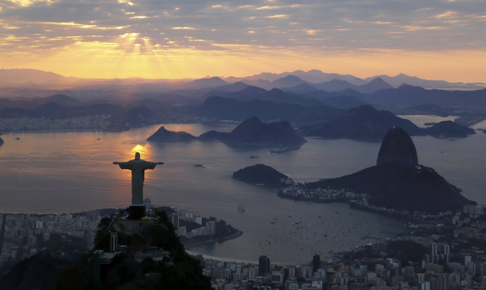 El Cristo Redentor durante el amanecer en Rio de Janeiro, Brasil. REUTERS/Wolfgang Rattay