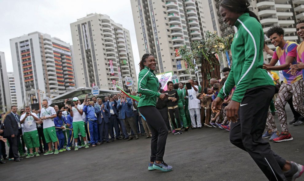 Miembros de la delegación nigeriana bailan durante su recibimiento en la Villa Olímpica. /REUTERS