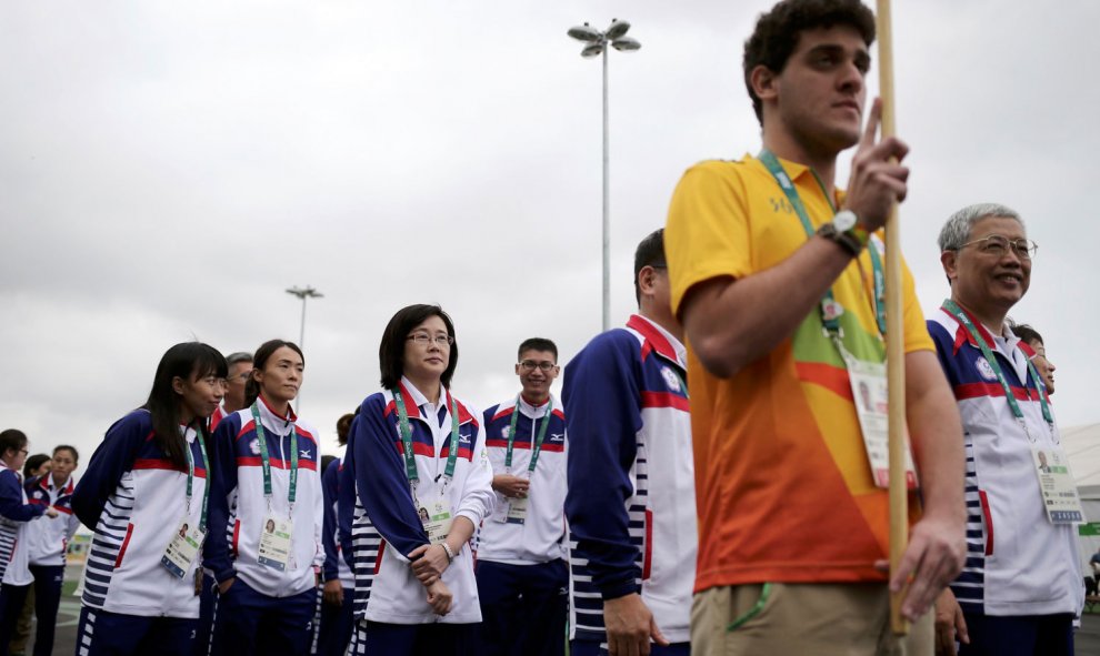Deportistas taiweneses escuchan el himno olímpico en la Villa Olímpica. /REUTERS