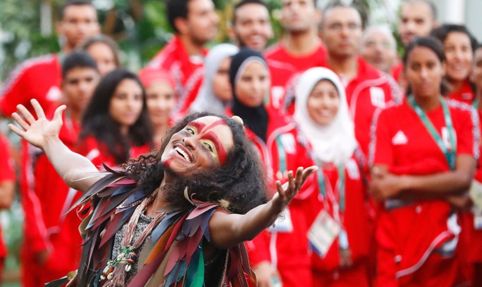 Una bailarina carioca ameniza la llegada del equipo egipcio a la Villa Olímpica. /REUTERS