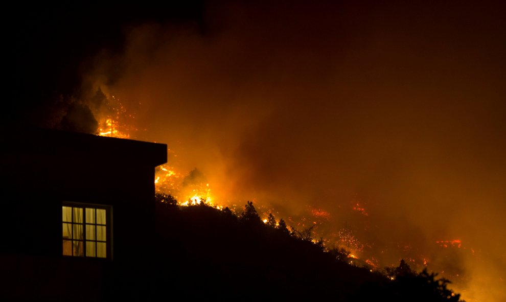 Un incendio arde sin control en Las Manchas, en la isla de La Palma. REUTERS/Borja Suarez