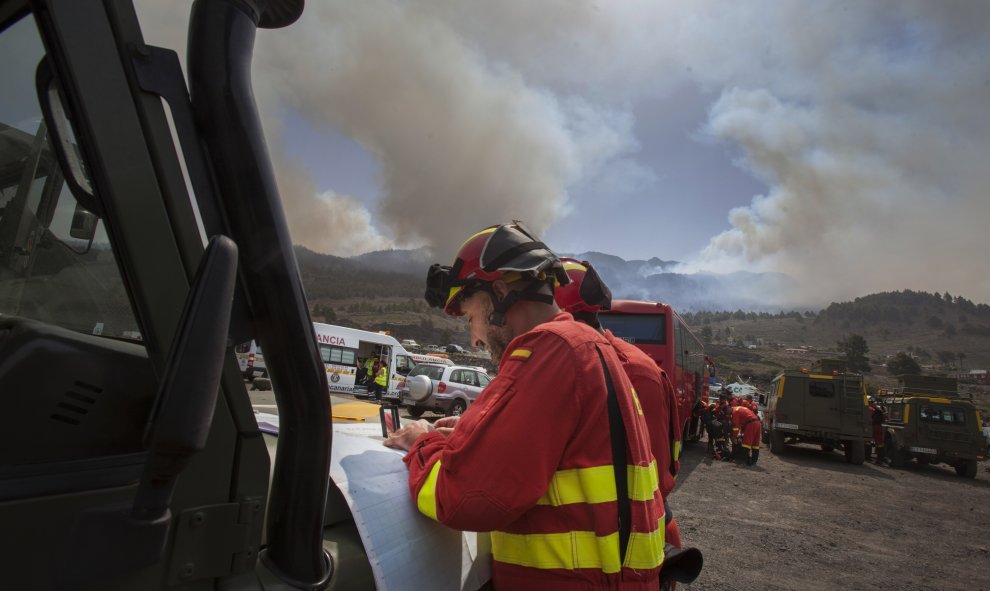 Miembros de la Unidad Militar de Emergencias (UME) consultan un mapa de la isla en las afueras de El Paso, en la isla de La Palma. DESIREE MARTIN / AFP