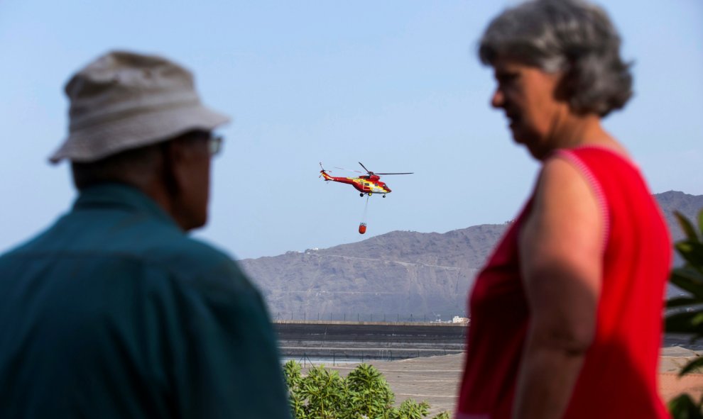 Un helicóptero trabaja para extinguir el incendio de Las Manchas,al suroeste de la isla de La Palma. REUTERS/Borja Suarez