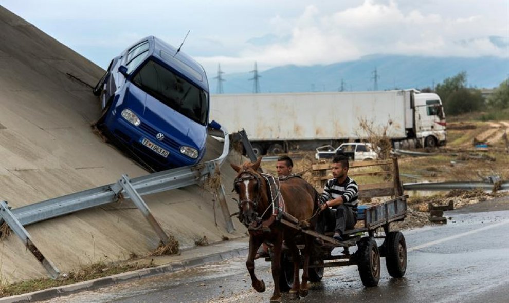 Un vehículo resultó dañado al lado de la carretera de circunvalación, cerca del pueblo de Stajkovci, en Skopje, capital de la ex República Yugoslava de Macedonia. EFE/Georgi Licovski
