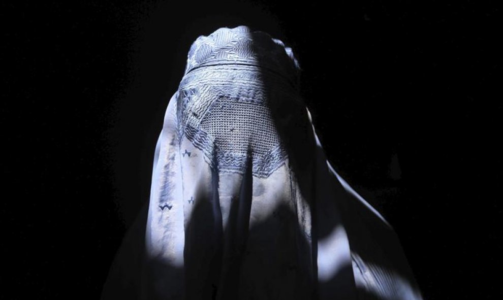 Una mujer afgana vestida con un burka camina por una calle en Herat, Afganistán. EFE/Jalil Rezayee