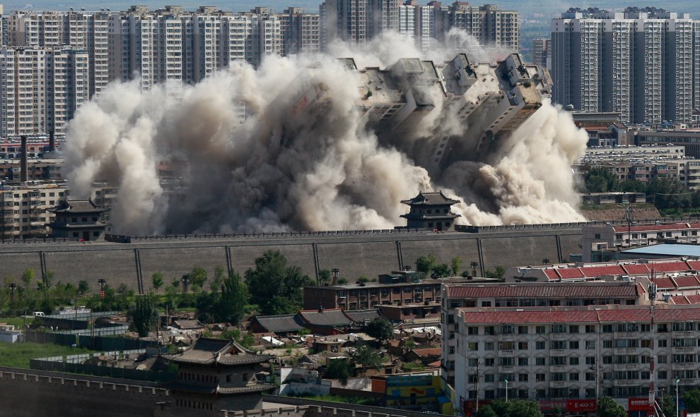 Un edificio se derrumba durante una demolición controlada en la ciudad de Datong, China. REUTERS