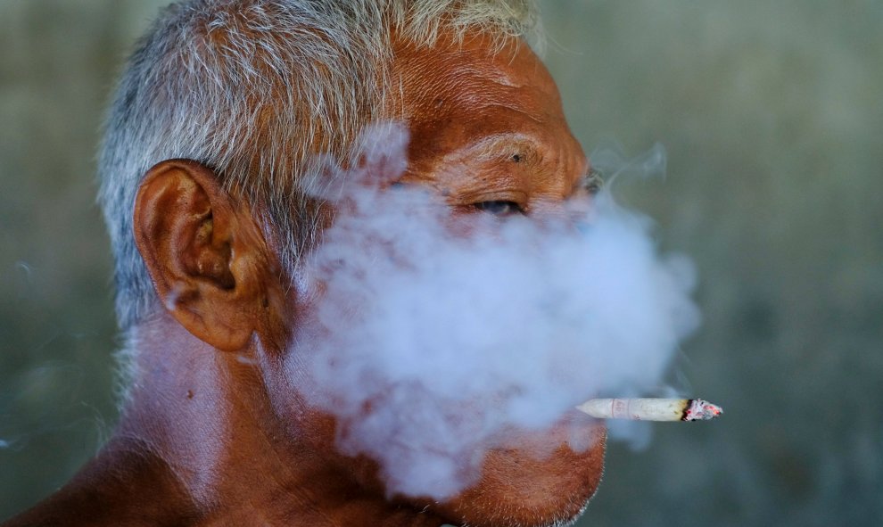 Un trabajador fuma un cigarrillo durante el descanso en una fábrica en Solo, Indonesia. REUTERS/Beawiharta