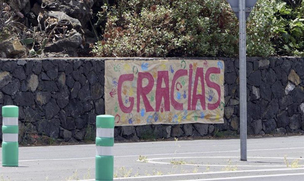 Vecinos afectados por los incendios cuelgan carteles dando las gracias a los bomberos y personas que ayudan a extinguir los incendios/EFE