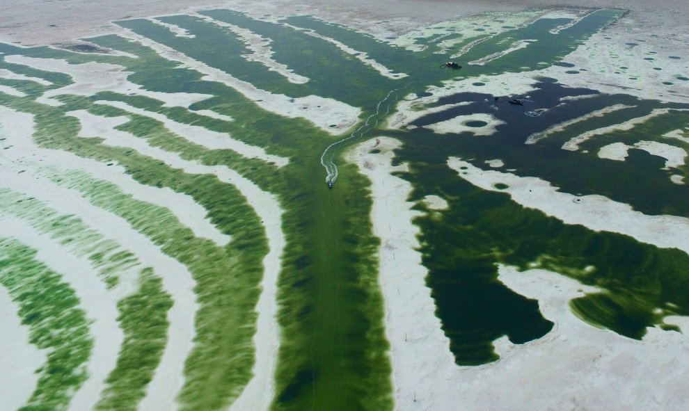 Una vista aérea muestra los barcos en Chaka Salt Lake en Haixi, provincia de Qinghai, China. REUTERS / Stringer