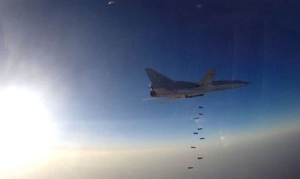 Un bombardero ruso de largo alcance, el Tupolev Tu - 22M3, con base en Irán,  descarga las bombas en un ataque sobre suelo sirio. Ministerio de Defensa de la Federación Rusa/Reuters