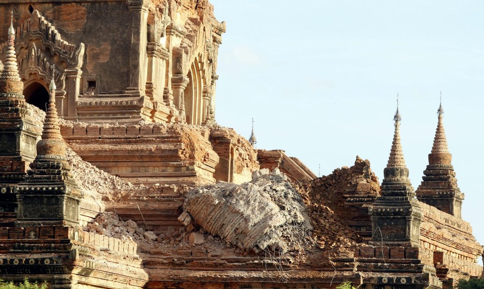 Fotografía de los daños en la entrada al templo Sulamani en Bagan, al sur de Mandalay (Birmania), tras el terremoto de 6,8 grados que afectó ayer la región central del país. EFE/HEIN HTET