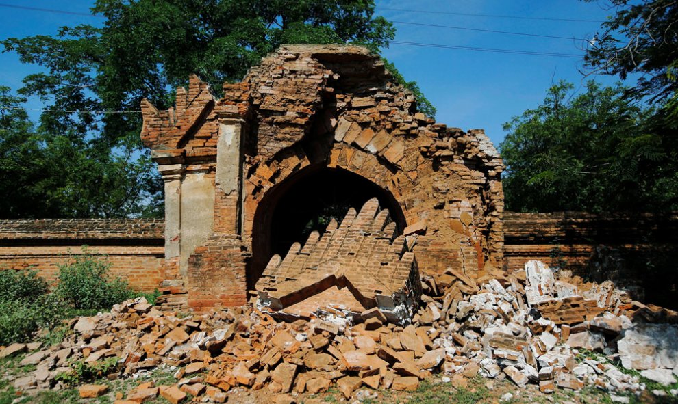 La entrada de una pagoda de la región birmana de Pagan dañada tras el terremoto de 6,8 grados que sacudió el país. REUTERS/Soe Zeya Tun