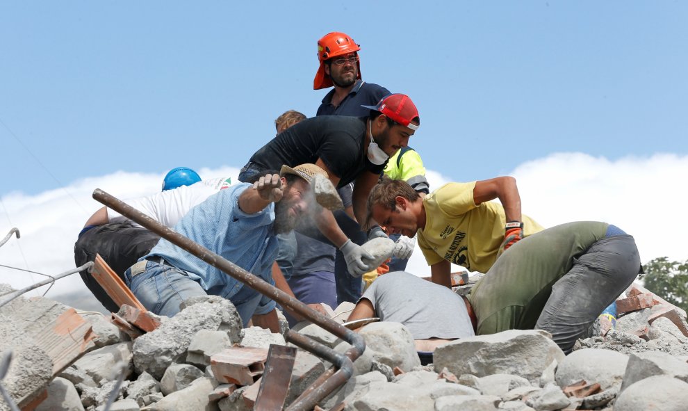 Los equipos de rescate trabajan después del terremoto en Amatrice, Italia central. REUTERS / Ciro De Luca