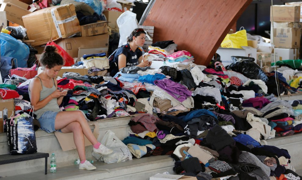 La ropa se distribuye en un gimnasio tras el terremoto de Amatrice, Italia central. REUTERS/Ciro De Luca