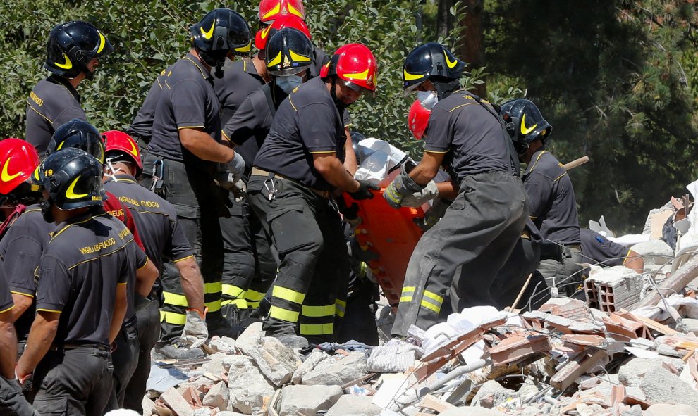 Los equipos de rescate trasladan un cuerpo tras el terremoto de Amatrice, Italia central. REUTERS/Ciro De Luca