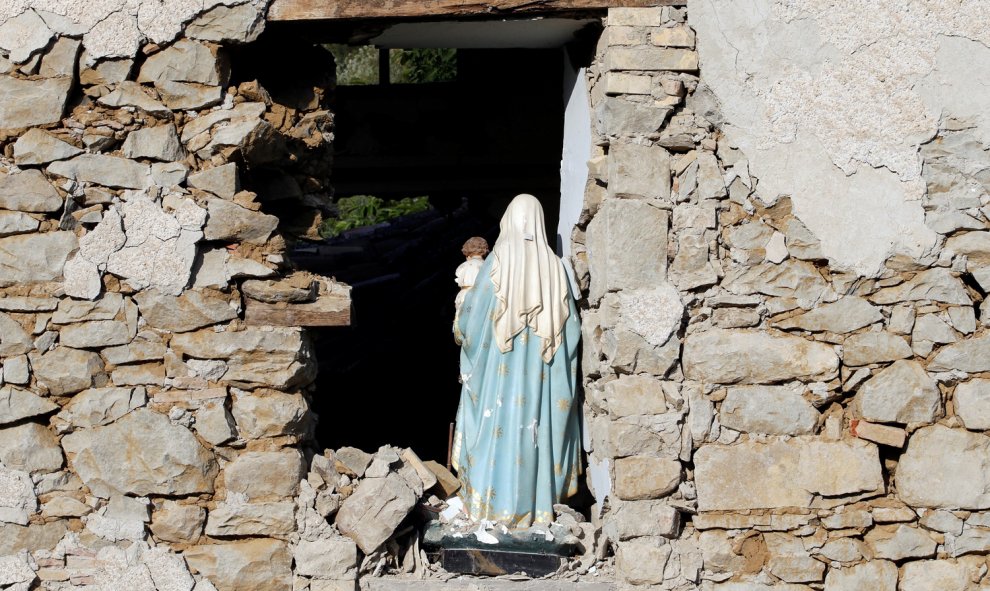 Una figura de la Virgen María en la puerta de la derruida iglesia de Cossito , cerca de Amatrice.- REUTERS/Max Rossi