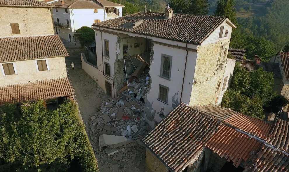 Daños a edificios provocados por el terremoto de Italia en la localidad de Accumuli.- REUTERS/Stefano De Nicolo