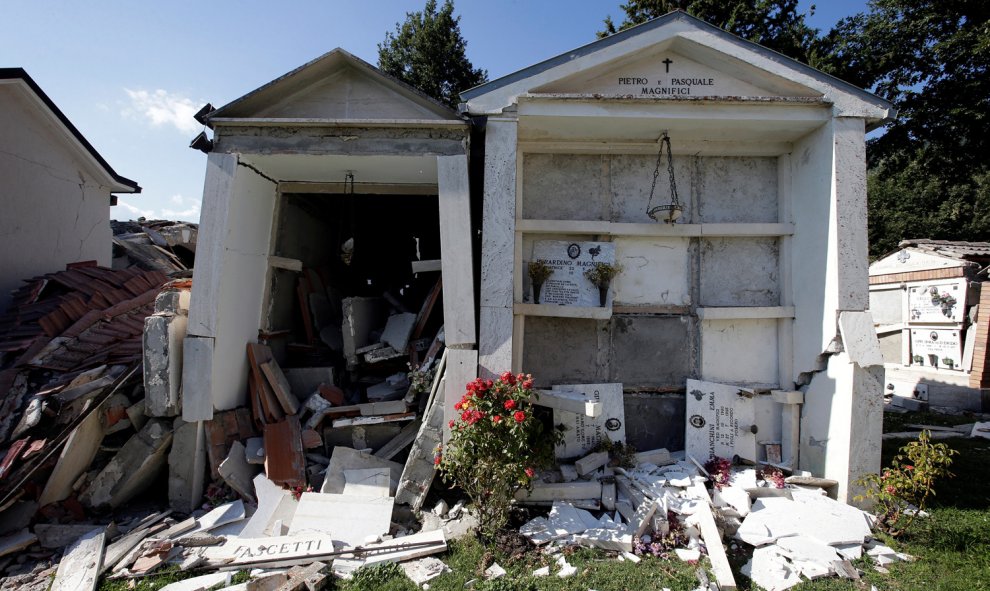Un cementerio destrozado por el terremoto de Italia en San Angelo, cerca de Amatrice.- REUTERS/Max Rossi