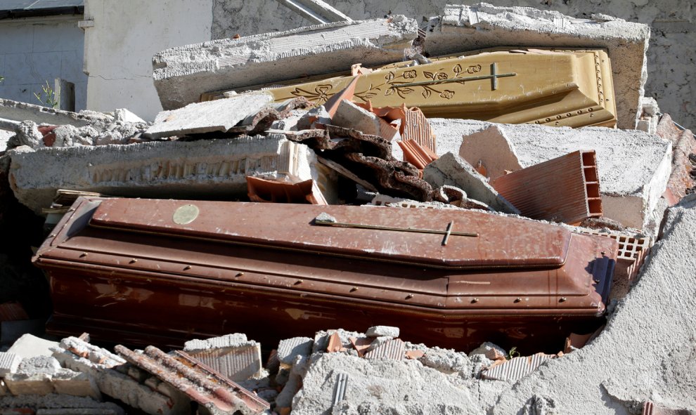 Varios ataúdes quedan al descubierto después de que el terremoto destruyera el cementerio en el que reposaban.-  REUTERS/Max Rossi