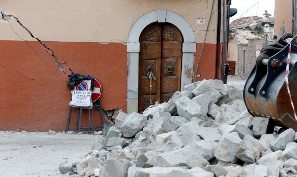 La fachada de una casa dañada por el terremoto en Amatrice, Italia.- REUTERS/Ciro De Luca