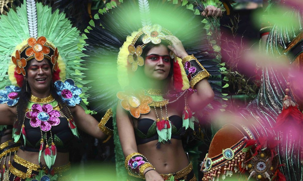 Artistas participan en la cabalgata del Carnaval de Notting Hill Carnival en Londres, Gran Bretaña. REUTERS/Neil Hall