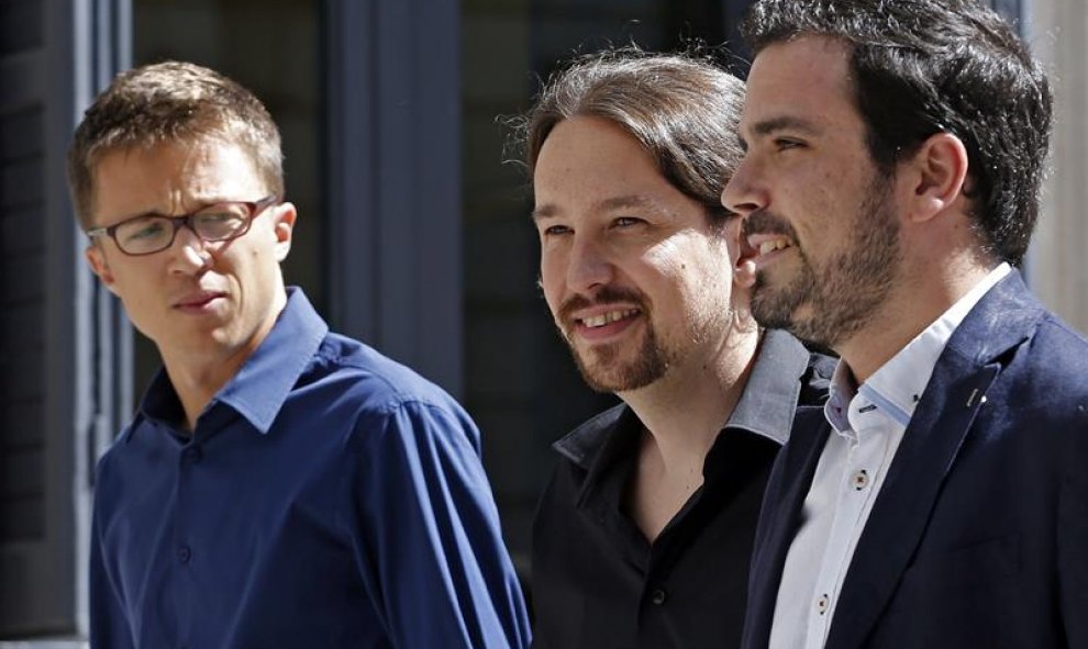 El secretario general de Podemos,Pablo Iglesias (c), el portavoz de Podemos en el Congreso Iñigo Errejón (i) y el líder de IU, Alberto Garzón (dcha), a su llegada esta tarde al Congreso para asistir a la primera jornada del debate de investidura al que se