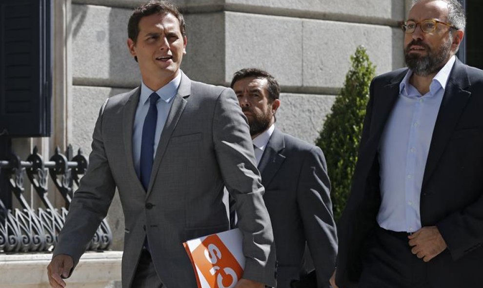 Albert Rivera (i), presidente de Ciudadanos, el portavoz parlamentario, Juan Carlos Girauta (1d), y el diputado Miguel Angel Gutiérrez (2d) llegan esta tarde al Congreso para asistir a la primera jornada del debate de investidura a la que se someterá el p