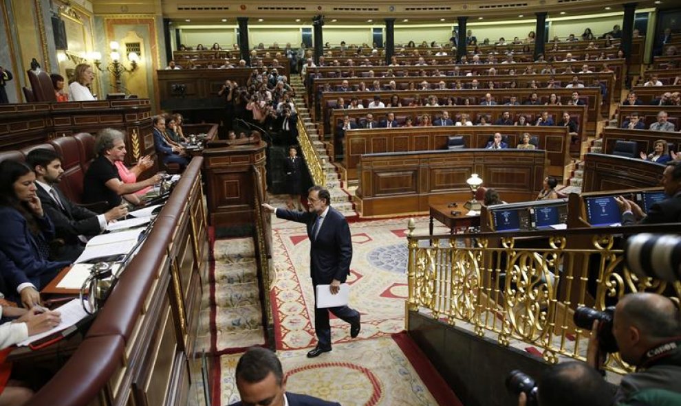 El presidente del Gobierno en funciones, Mariano Rajoy, sube al estrado para su intervención esta tarde en el Congreso de los Diputados, en la primera jornada del debate de investidura al que se somete. EFE/Juan Carlos Hidalgo