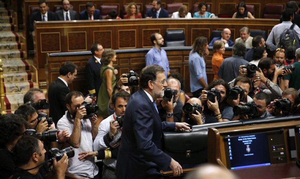 El presidente del Gobierno en funciones, Mariano Rajoy (c), a su llegada al hemiciclo del Congreso de los Diputados esta tarde para la primera jornada del debate de investidura al que se someterá. EFE/Juan Carlos Hidalgo