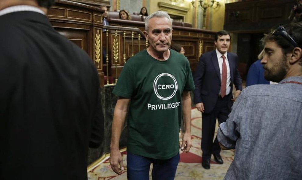 El diputado de Unidos Podemos Diego Cañamero llega al hemiciclo con una camiseta con el eslogan "Cero privilegios", en la primera jornada del debate de investidura del presidente del Gobierno en funciones, Mariano Rajoy, esta tarde en el Congreso de los D