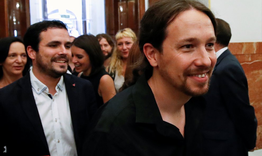 El líder de Podemos, Pablo Iglesias y el líder de Izquierda Unida, Alberto Garzón llegando al debate de investidura en el Congreso de los Diputados. REUTERS/Juan Medina