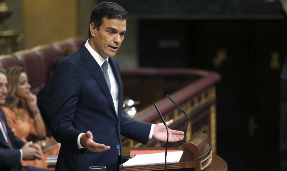 El secretario general del PSOE, Pedro Sánchez,durante su intervención en la segunda sesión del debate de investidura del líder del PP, Mariano Rajoy, que se celebran el en pleno del Congreso de los Diputados y que concluirá con la primera votación, para l