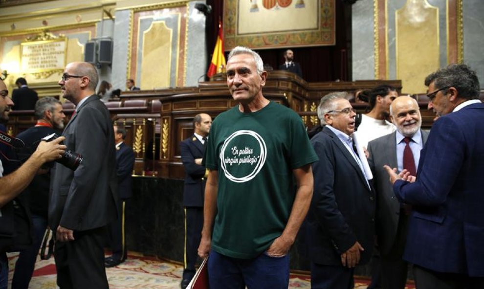 El diputado de Unidos Podemos Diego Cañamero (c), a su llegada a la segunda sesión del debate de investidura del líder del PP, Mariano Rajoy, esta mañana en el Congreso de los Diputados. El debate, que se reanuda hoy con la respuesta del líder socialista,