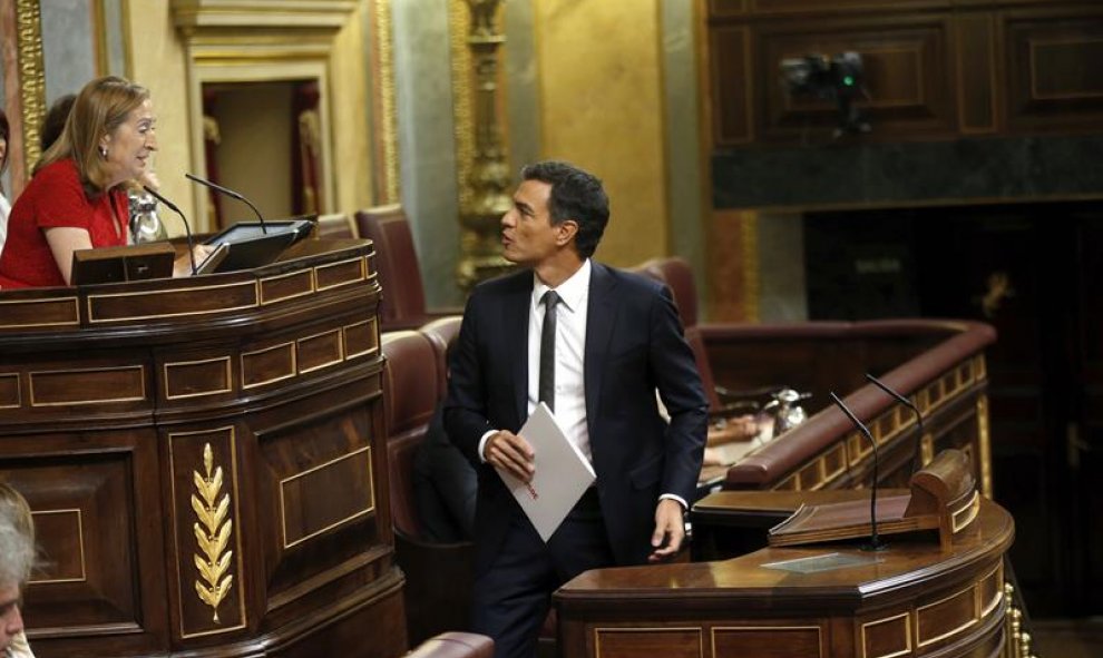 El líder del PSOE, Pedro Sánchez, se dirige a la presidenta del Congreso de los Diputados, Ana Pastor, poco antes de reanudar hoy la segunda sesión del debate de investidura del líder del PP, Mariano Rajoy, con su respuesta al discurso que hizo ayer el c