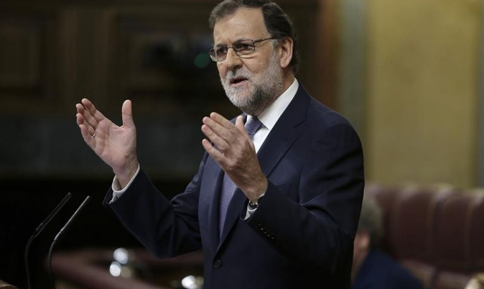El presidente del Gobierno en funciones, Mariano Rajoy,contesta al secretario general del PSOE, Pedro Sánchez ,en la segunda sesión del debate de su investidura este miércoles en el Congreso de los Diputados.- EFE/Emilio Naranjo